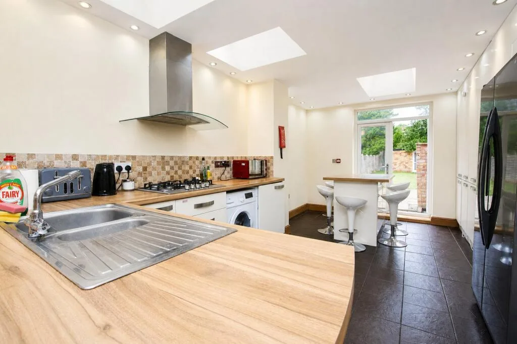 6 bedroom house for rent