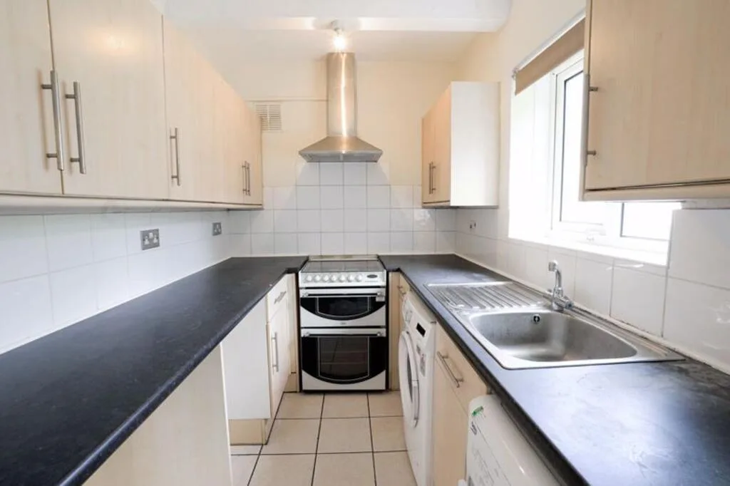 5 bedroom semi-detached house for rent