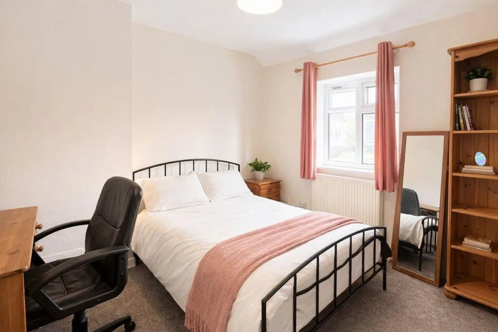 5 bedroom semi-detached house for rent
