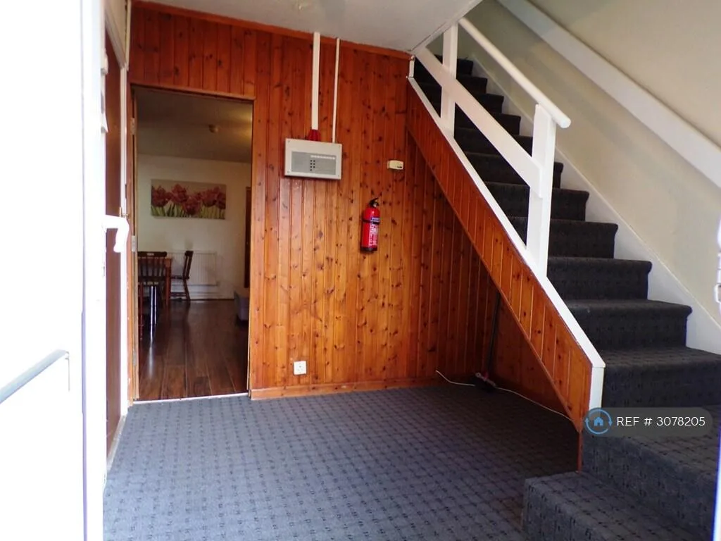 6 bedroom semi-detached house for rent