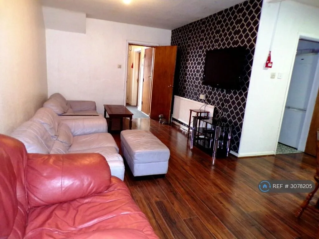 6 bedroom semi-detached house for rent