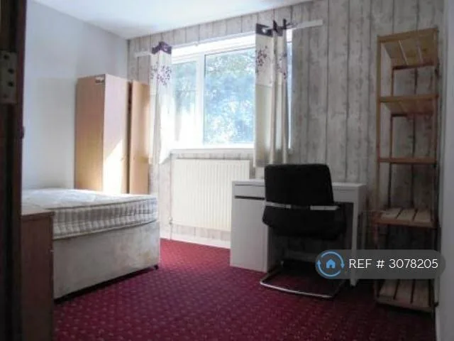6 bedroom semi-detached house for rent