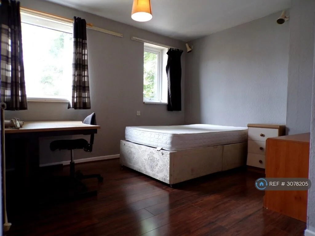 6 bedroom semi-detached house for rent