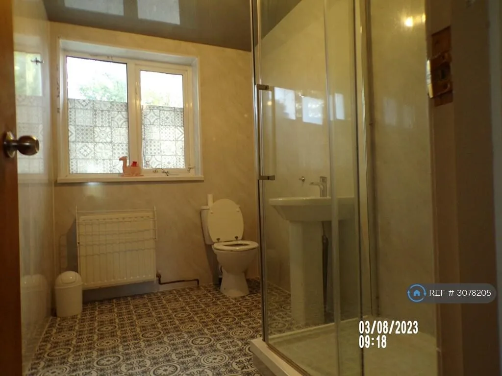 6 bedroom semi-detached house for rent