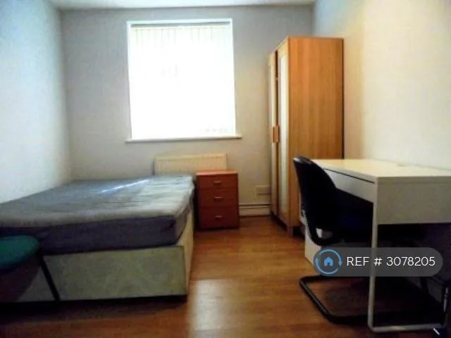 6 bedroom semi-detached house for rent