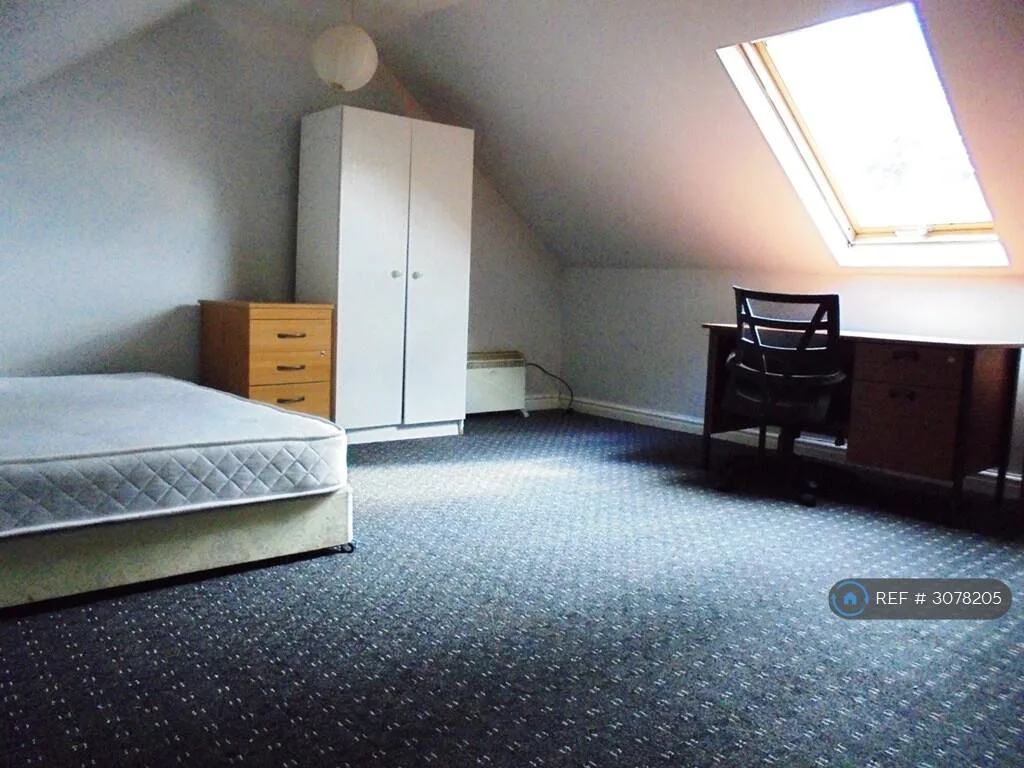6 bedroom semi-detached house for rent
