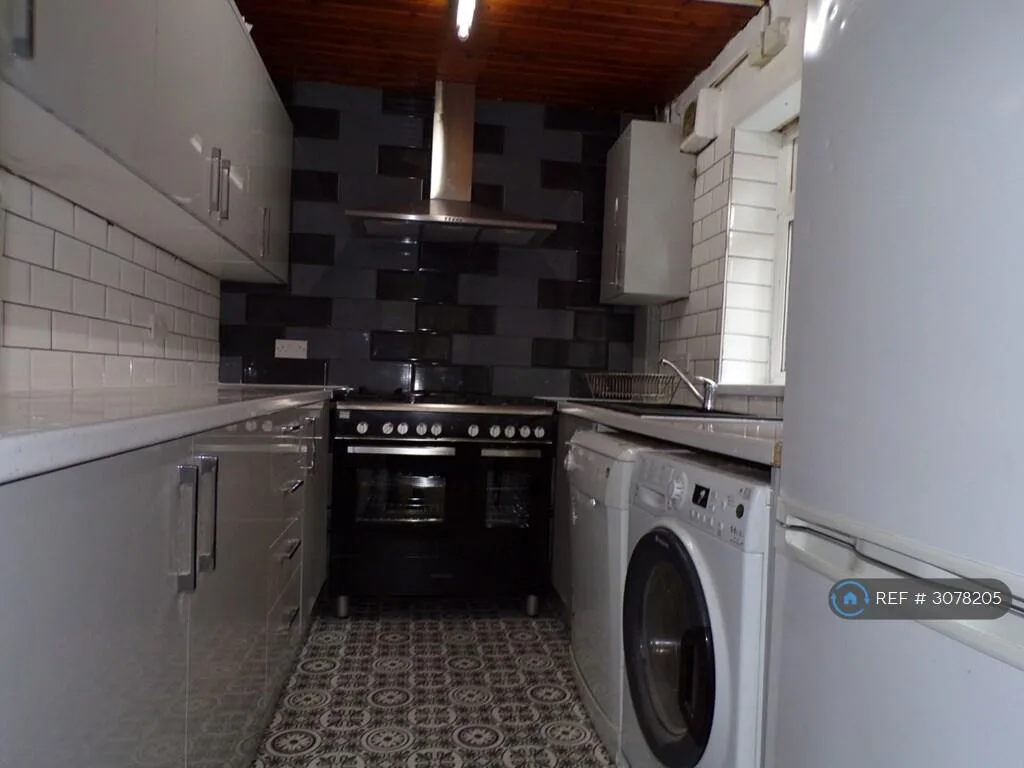 6 bedroom semi-detached house for rent