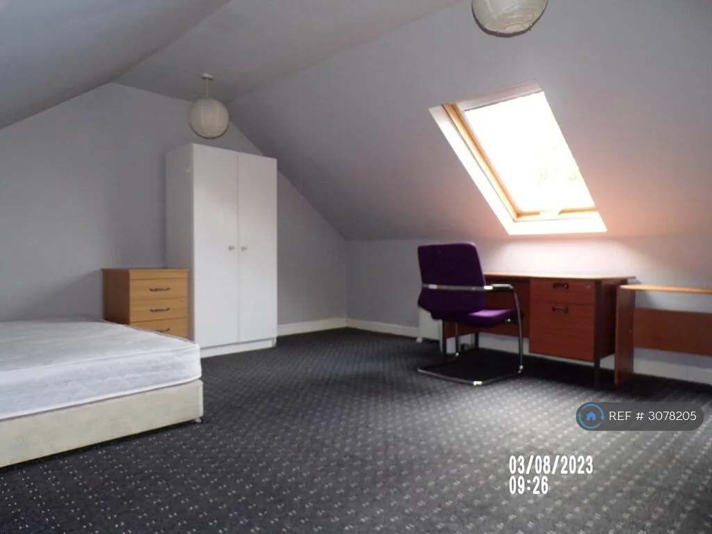 6 bedroom semi-detached house for rent