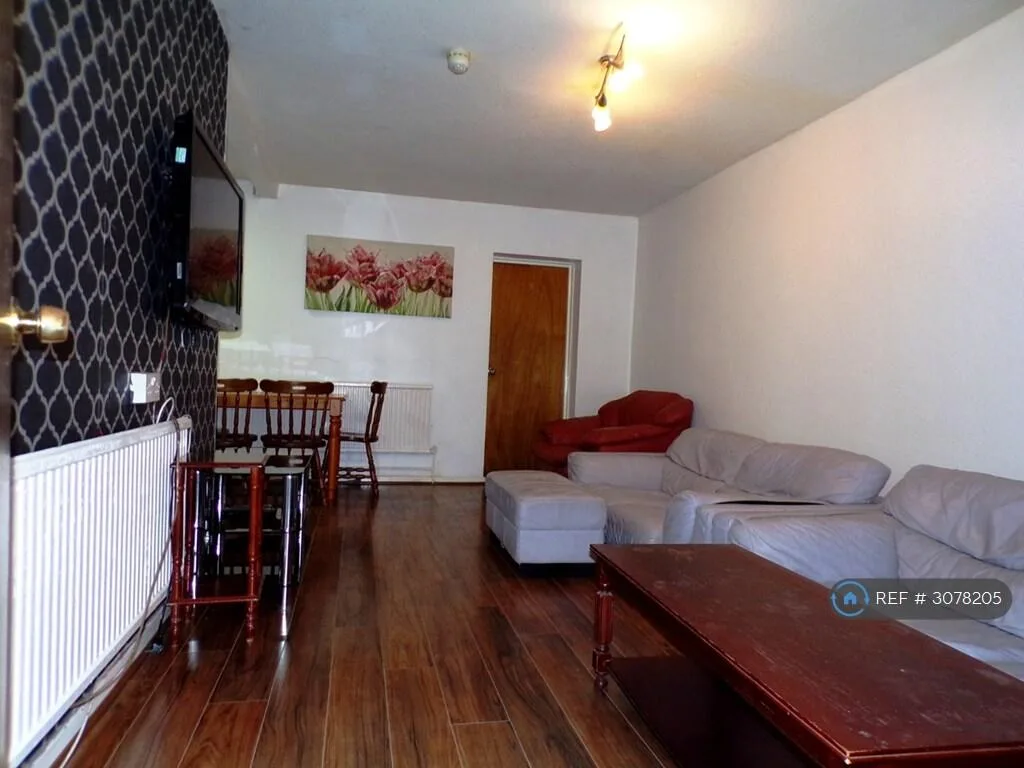 6 bedroom semi-detached house for rent