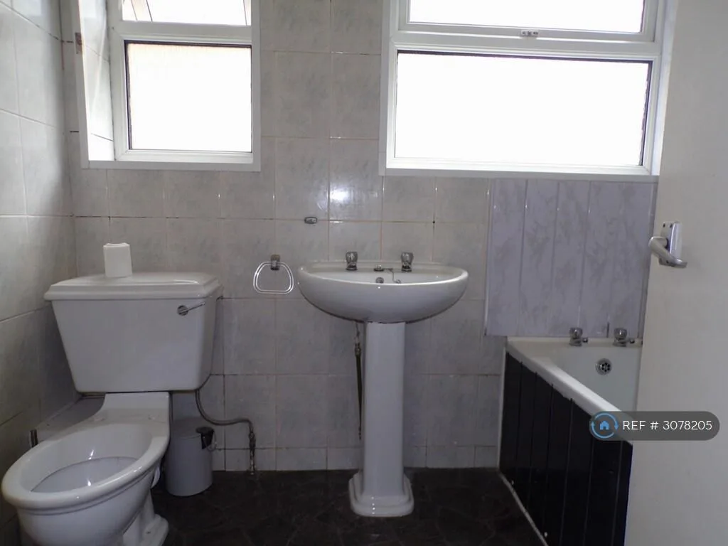 6 bedroom semi-detached house for rent