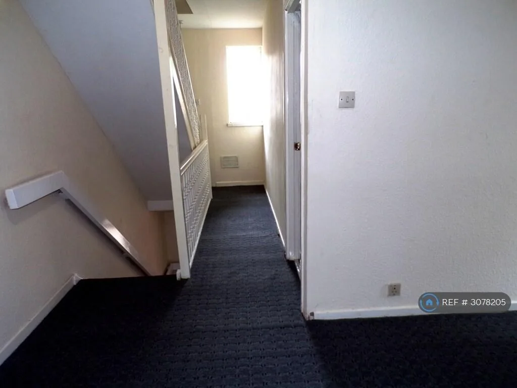 6 bedroom semi-detached house for rent