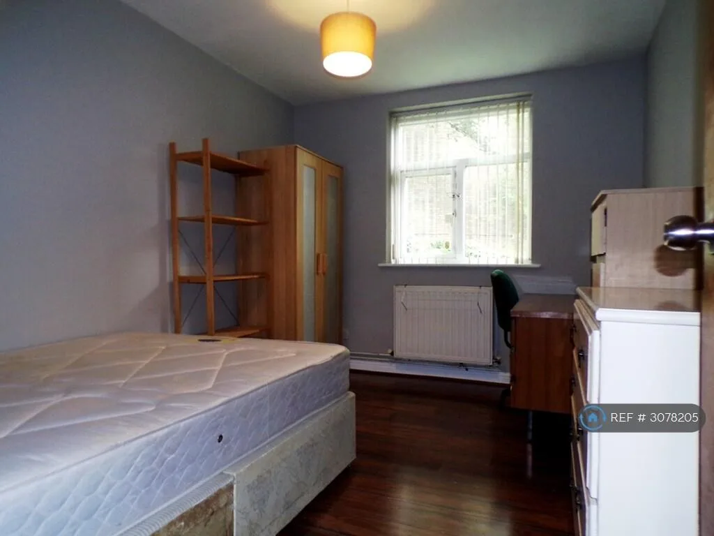 6 bedroom semi-detached house for rent