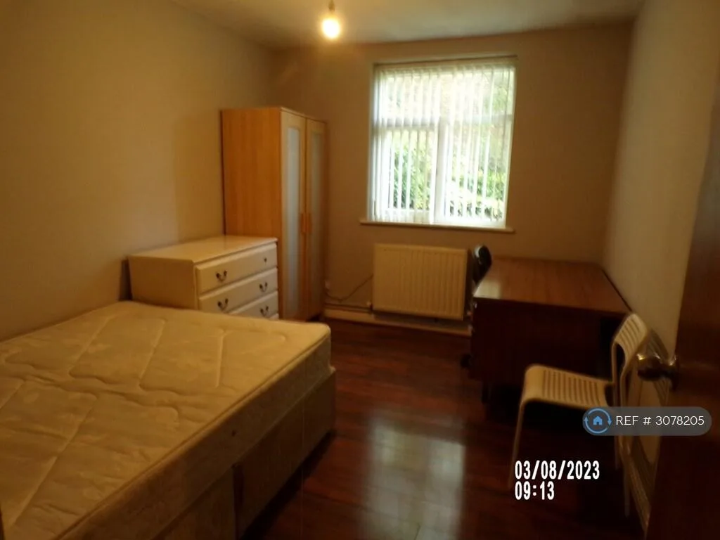 6 bedroom semi-detached house for rent