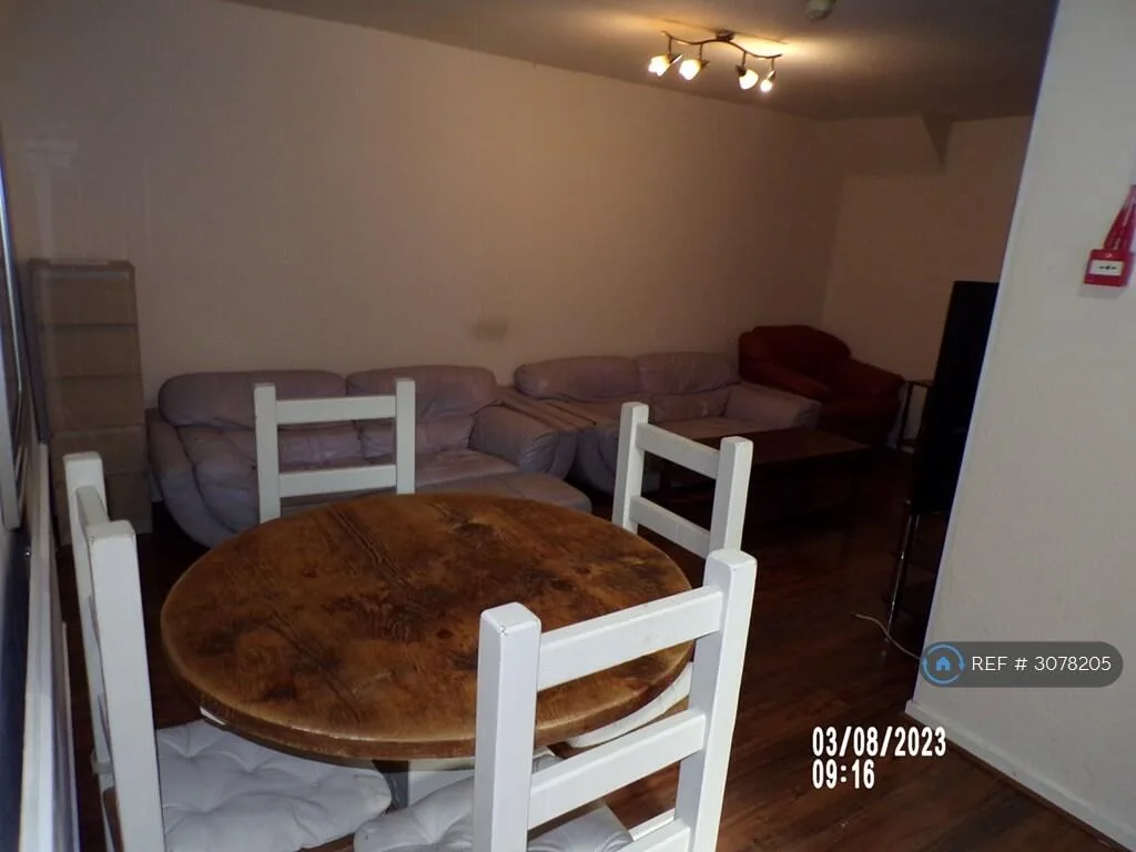 6 bedroom semi-detached house for rent