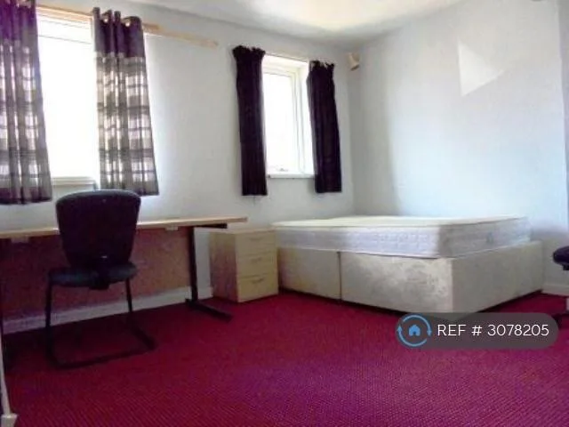 6 bedroom semi-detached house for rent