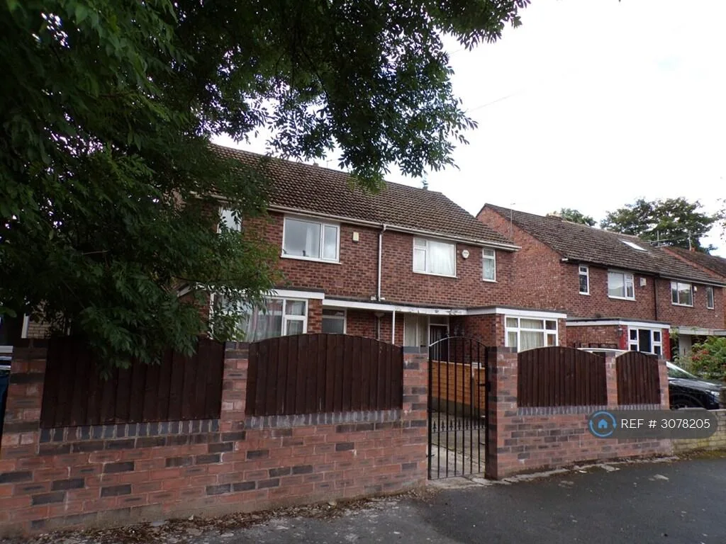 6 bedroom semi-detached house for rent