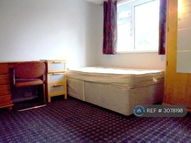 6 bedroom semi-detached house for rent