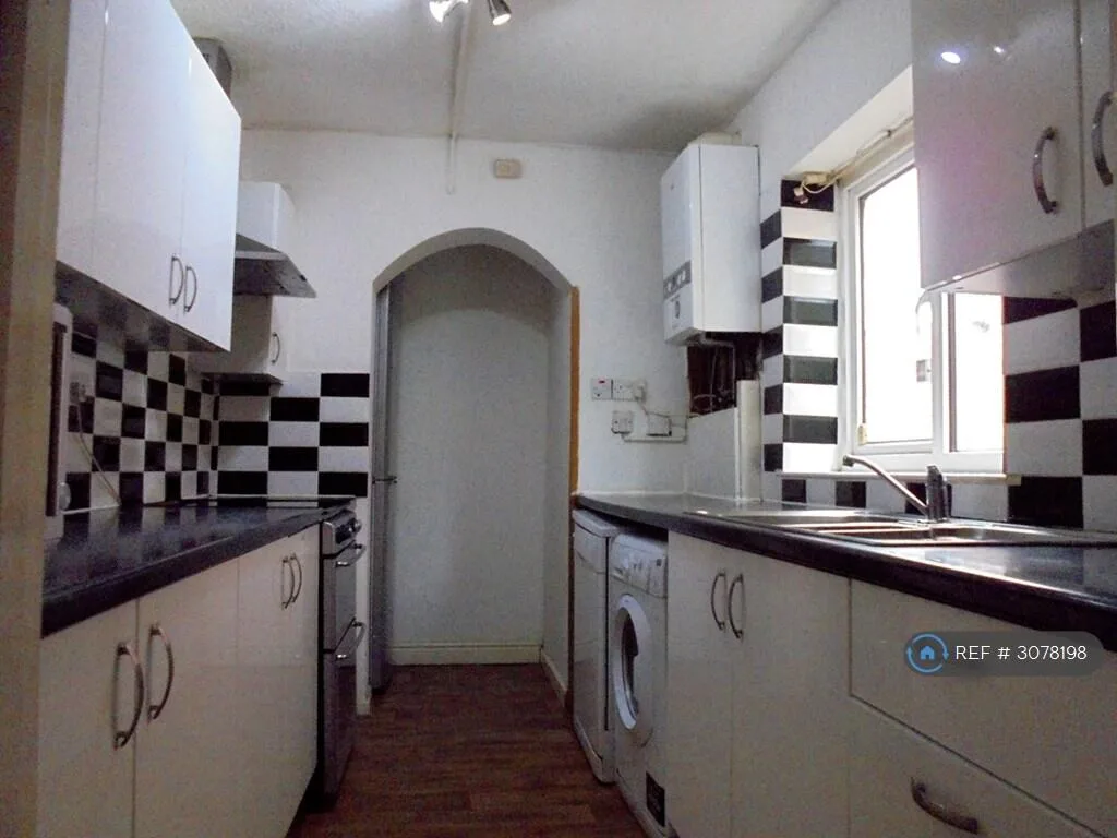 6 bedroom semi-detached house for rent