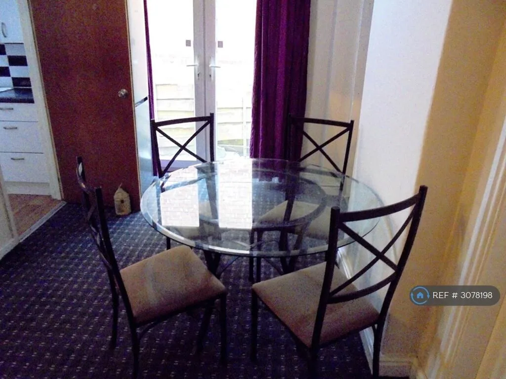 6 bedroom semi-detached house for rent