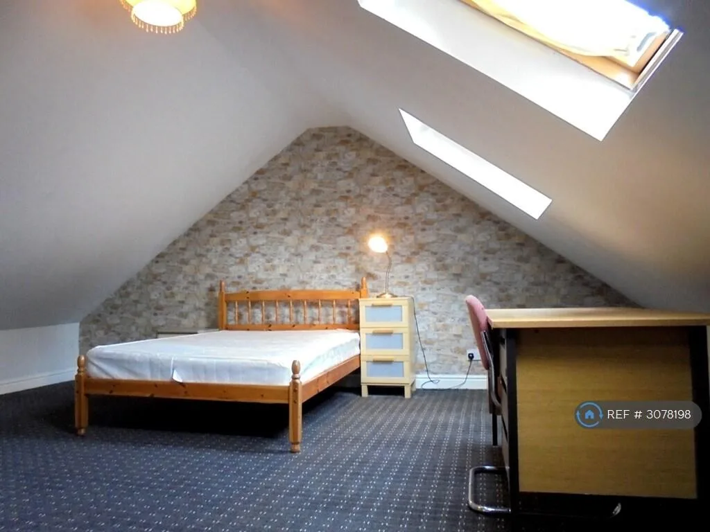6 bedroom semi-detached house for rent