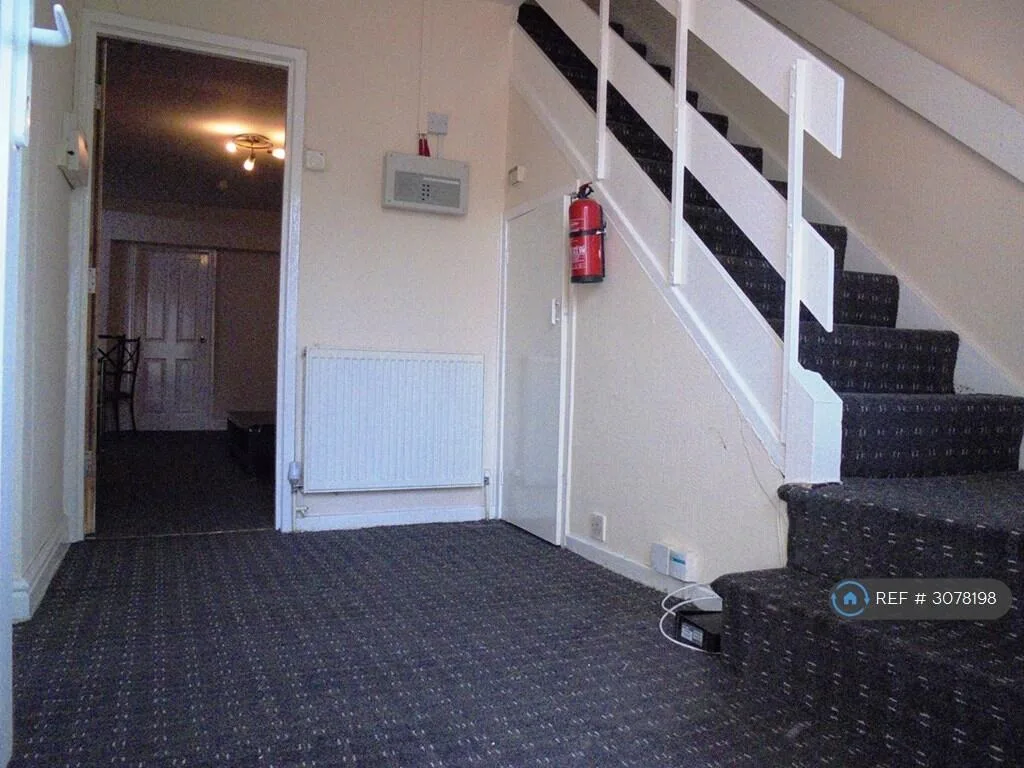 6 bedroom semi-detached house for rent