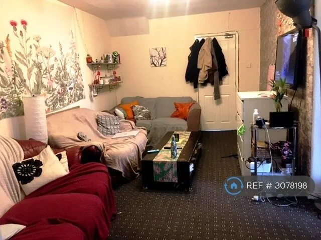 6 bedroom semi-detached house for rent