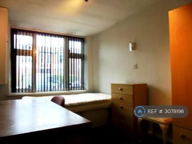 6 bedroom semi-detached house for rent