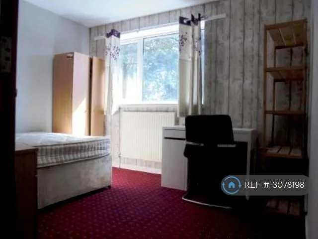 6 bedroom semi-detached house for rent