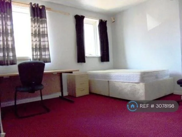 6 bedroom semi-detached house for rent