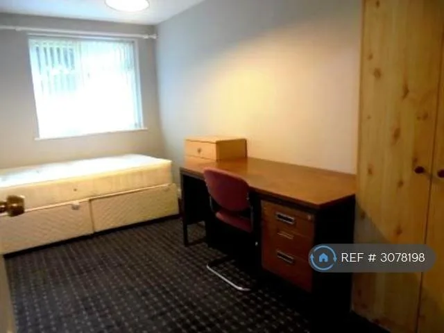 6 bedroom semi-detached house for rent