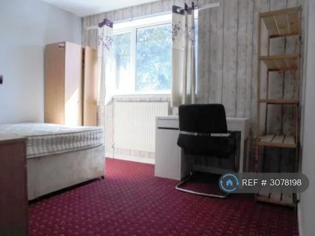 6 bedroom semi-detached house for rent