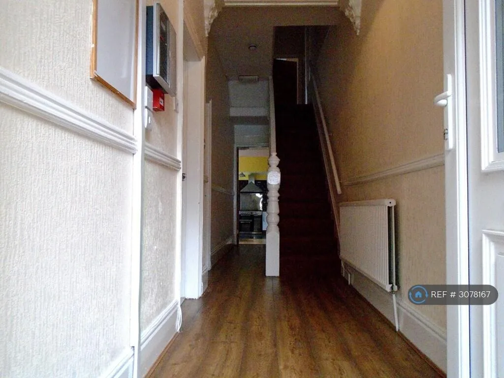 8 bedroom end of terrace house for rent