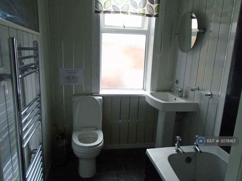 8 bedroom end of terrace house for rent