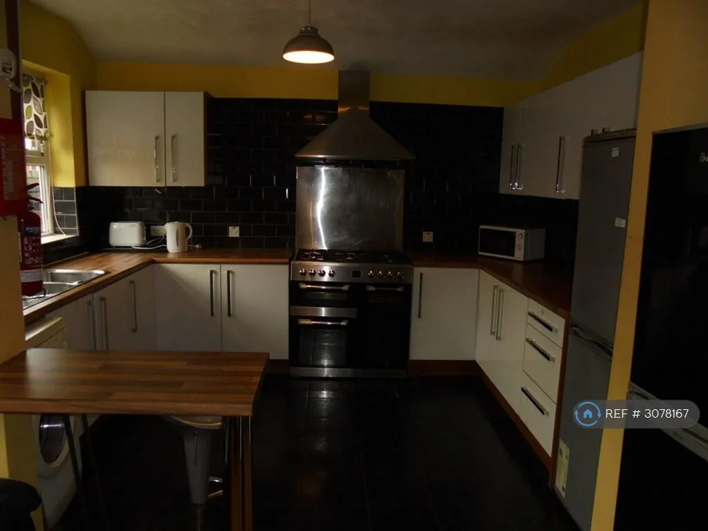 8 bedroom end of terrace house for rent