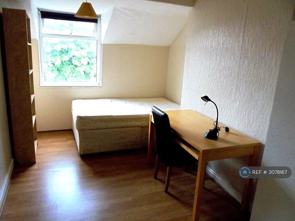 8 bedroom end of terrace house for rent