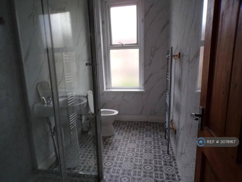 8 bedroom end of terrace house for rent