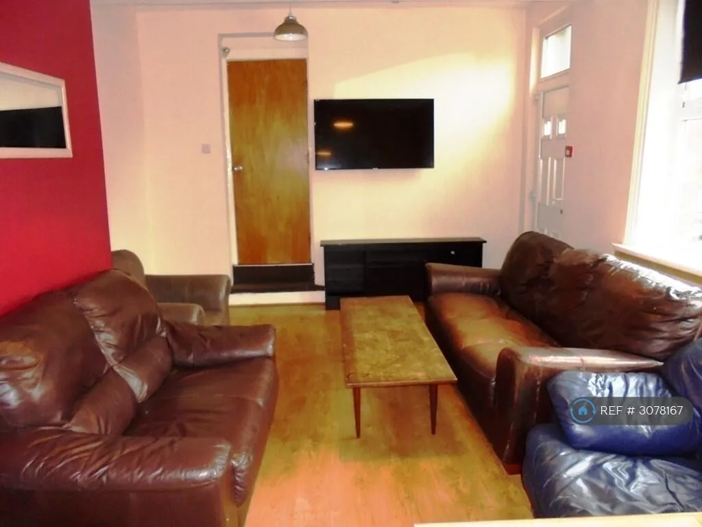 8 bedroom end of terrace house for rent