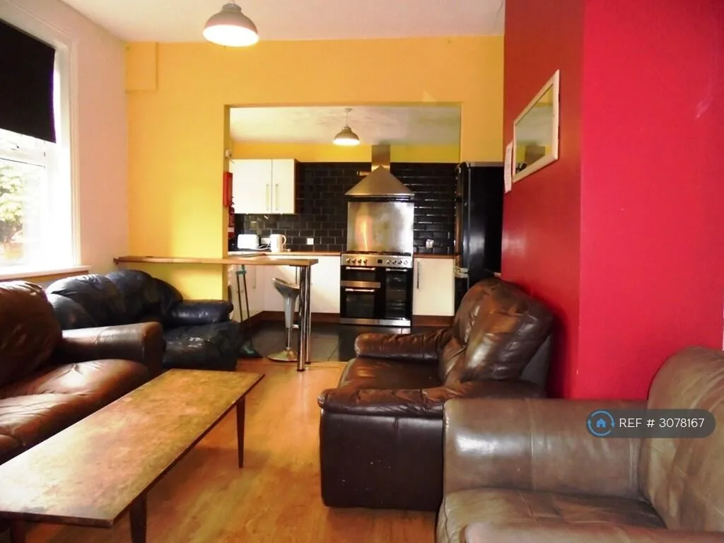 8 bedroom end of terrace house for rent
