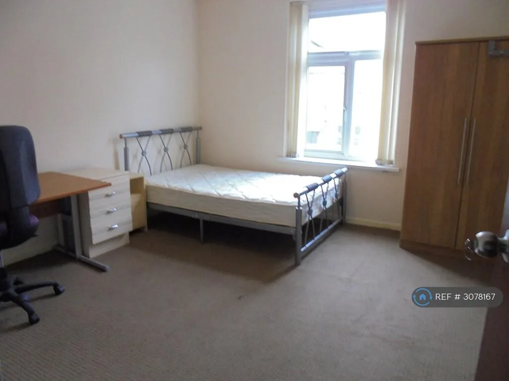 8 bedroom end of terrace house for rent