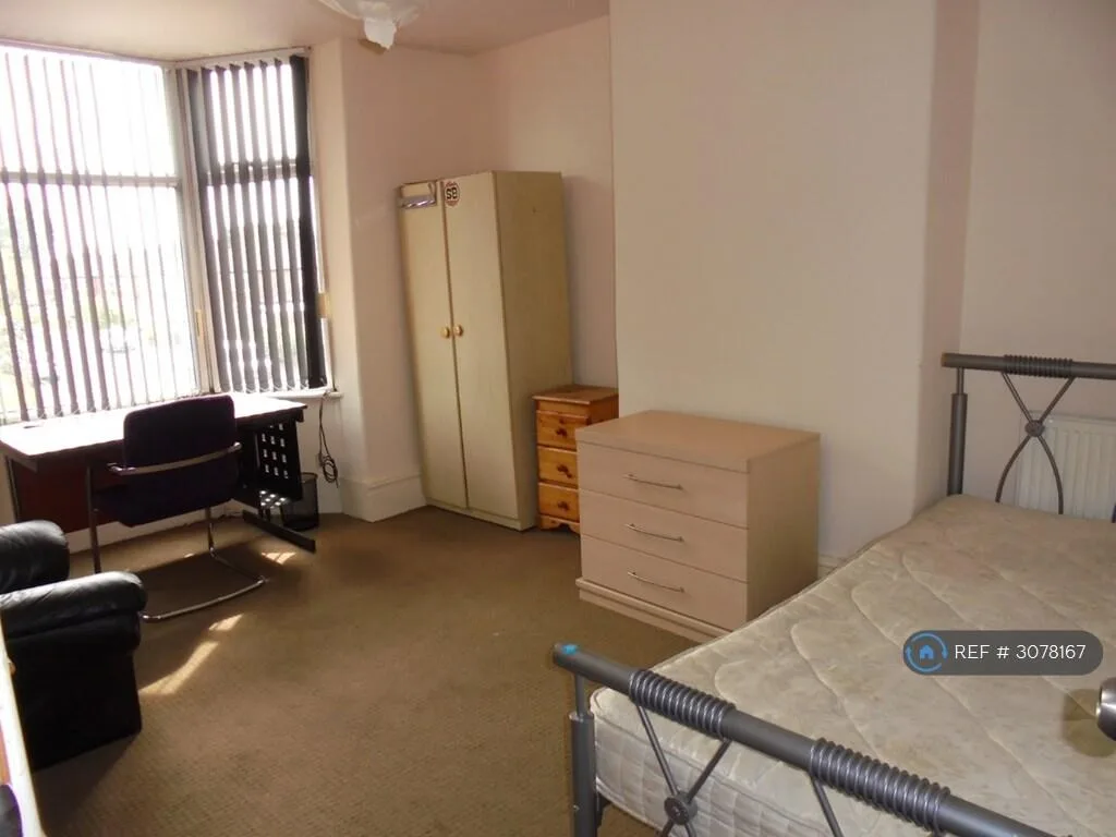 8 bedroom end of terrace house for rent