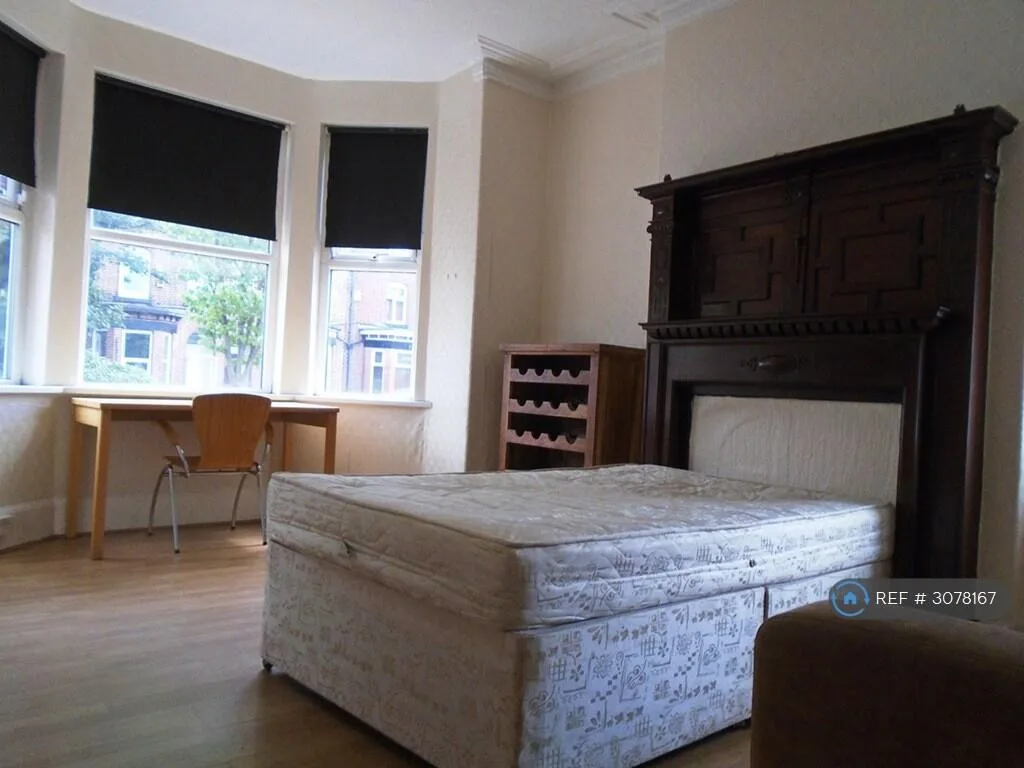 8 bedroom end of terrace house for rent