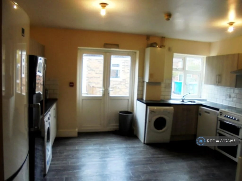 7 bedroom semi-detached house for rent