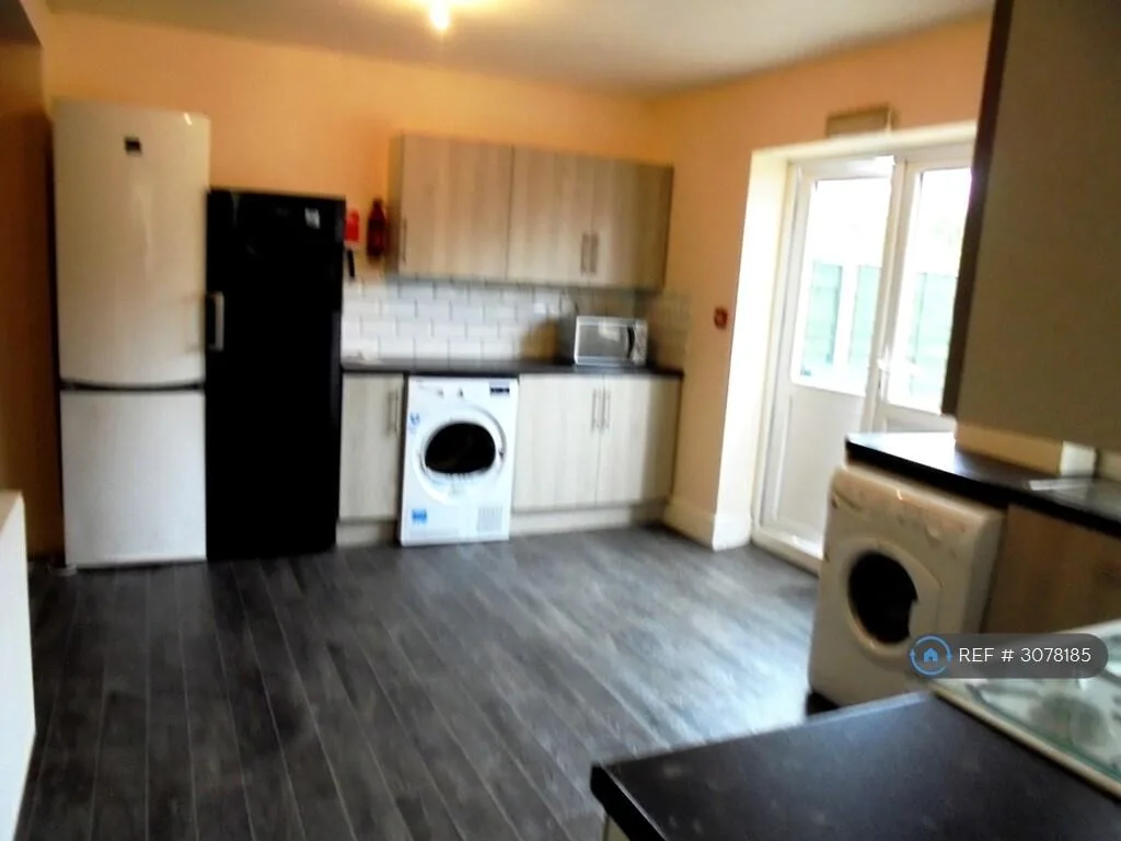 7 bedroom semi-detached house for rent