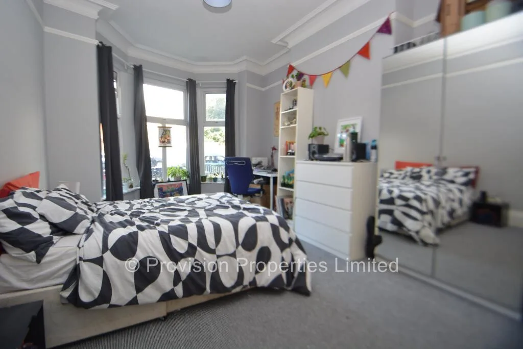 8 bedroom end of terrace house for rent