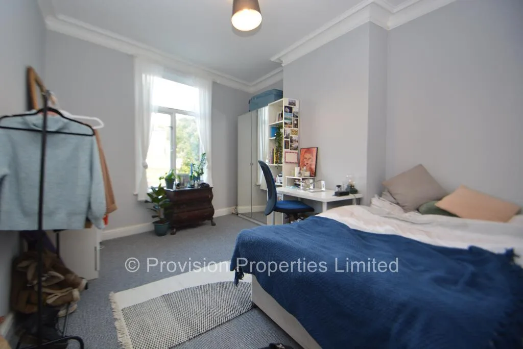 8 bedroom end of terrace house for rent