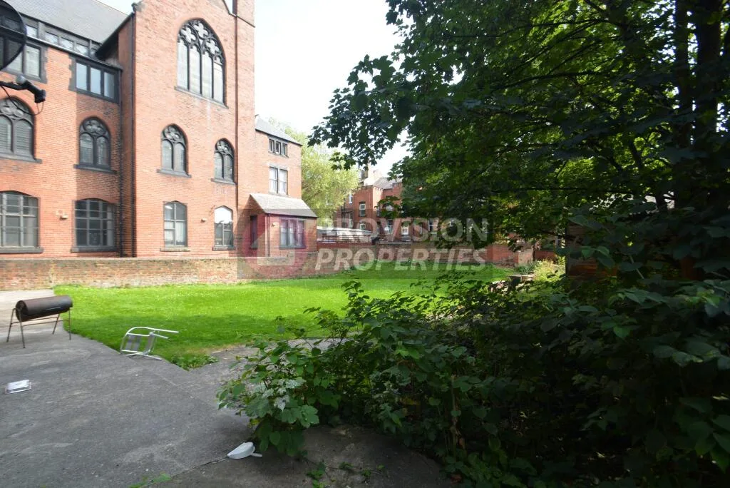 8 bedroom end of terrace house for rent