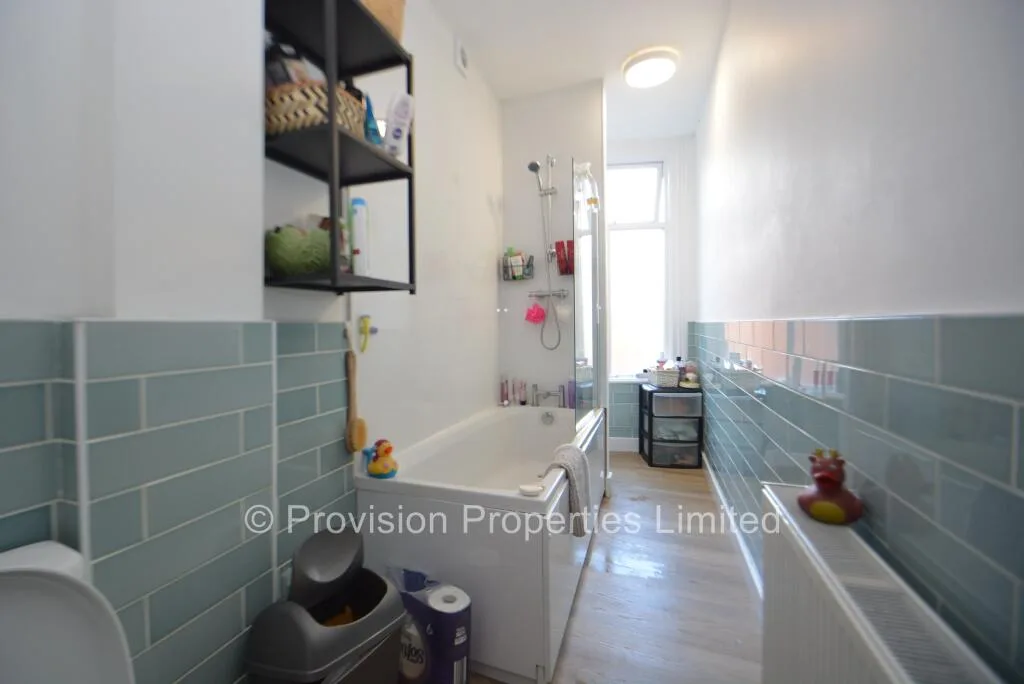 8 bedroom end of terrace house for rent