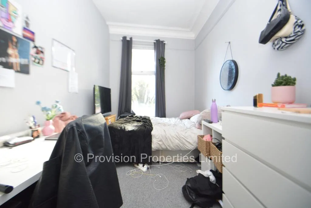 8 bedroom end of terrace house for rent