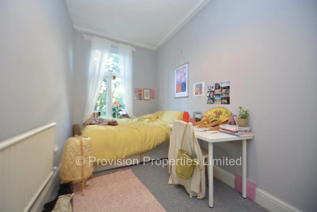 8 bedroom end of terrace house for rent