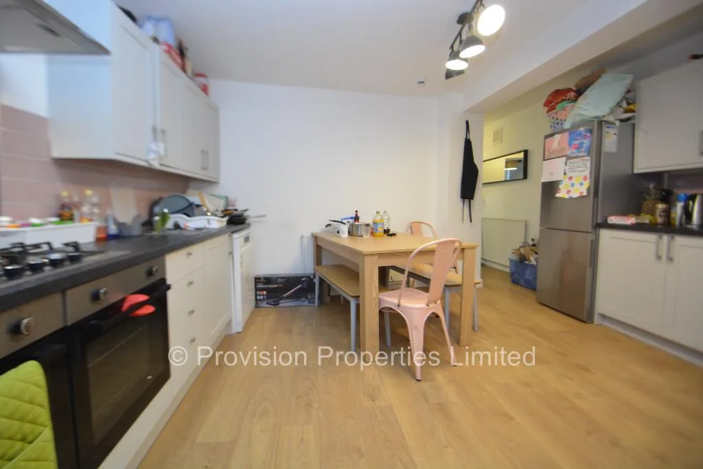 8 bedroom end of terrace house for rent